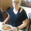 Här ser vi Mathilda med en ny portion välsmakande thaimat. Den här gången lyckades fotografen fånga henne innan maten var uppäten!