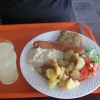 stekt potatis, stuvad vitkål, korv,fläskkotlett