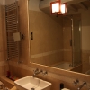 Badrummet - dubbla handfat, badkar (med två olika duschar), toalett och bidé