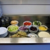 Vi serverar alltid fräsch sallad till lunchen.