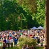 Dansen kring midsommarstången samlade närmare 900 personer. Fint väder, duktiga musiker o trevliga människor.