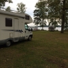 Bild av @jeepanders - Campingdag nr 1. Ingelstad camping. 12 platser vid en sjö och man stoppar in en hundring i ett hål i en container som avgift för el. #jaggillarnärdetärbilligt