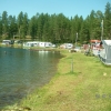 Husvagnsplatser vid badsjön. Närmare vatten kommer man inte!