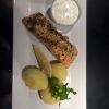 Örtbakad lax med gräslökssås. Välkomna!