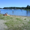 Badplatsen vid Oxnö ligger strax innanför en båtklubb.