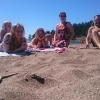 Bild av @uffepuffe66 - Nu trivs jag, hela familjen samlad på stranden. 