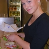 Linda gör smörgåsar