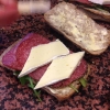 JUST NU: Elin gör ciabatta med salami och brieost
