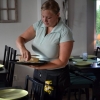 Malin dukar och gör fint