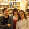 Det är vi som är Facebookbibliotekarierna! 

Som en liten presentation bjuder vi på en varsin lista med tre favoriter bland bibliotekets skatter just nu, såhär mitt i julkommersen. 





Karl Göranssons favoriter:

1. Boken the City & the City av China Mi