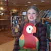 Här är Lina, ny på Bäckby bibliotek, med en av våra nya fina stolar!
