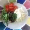 Välkomna till Grassagården på lunch! I dag serveras små medelhavsbiffar med krämig coleslawsallad, cesarsallad samt västerbottenpajer m m.