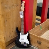 Hej! Letar du efter en elgitarr? Vi var fått in en i Returbutiken.
http://www.returbutiken.com/iteminfo.php?item_id=11603&item_no=1