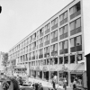 Här är det den 14 juli 1955, och huset som Kafferepet och Las Palmas tobak ligger i är nybyggt. 
Rivningarna och byggena i gamla Klara pågår för fullt.  Den här fastigheten som blev 
Klarabersgatan 35 var tidigare Klarabergsgatan 31 och Klarabergsgatan 