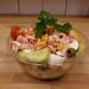Räkor & kräftstjärtar 
Sallad & gurka & tomat & oliver & citron & ägg & räkor & kräftor & majs & paprika & dill. 
 ( Sallad / basta )
《 med dressing och bröd 》 
{ Pris 75-kr }