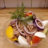 Tonfisk sallad 
Sallad \Gurka \Tomat \Oliver \Majs \citron \ägg \tonfisk \lök \Majs \Paprika \dill .
《 Med dressing och bröd 》 
{ Pris 55-kr }