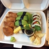 Tolv bitar vegetarisk sushi för 100 kronor.