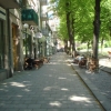 Den breda trottoaren utanför Café le Mans