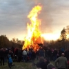 En trevlig Valborgsmässoafton i Tyresta by. Körsång, tal till våren och drygt 3000 besökare.