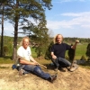 Nu letar vi efter vikingar! Här sitter arkeologerna Mattias Pettersson och Roger Wikell på en gravhög som kan vara från 700-talet. De hart vårt uppdrag att gräva ut den i sommar. Förhoppningsvis hittar de spännande saker från vikingatiden och de första in