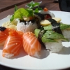En vanlig sushi, en solig dag.