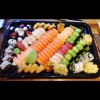 Sugen på sushi? På Ikki Sushi Bar i fältöversten centrum tillagas alla rätter med kärlek och serveras med glädje.
