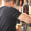 Filip häller upp en cafe latte