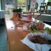 Förmiddagsfika på Wärdshuset Lasse Maja.
Hembakt surgummabröd med färskoströror samt 
försommar smoothie.