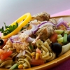 Bild på (oktober) månadens sallad! Souvlakimarinerat kycklingspett med cheesedip (fetaoströra spicey). Mums!