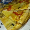 Pizza med sås eller vid sidan om:)