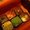 På söndag 1:a advent har vi öppet 12-16 med erbjudande.
Köp en 12 ask praliner och få en varm choklad på köpet!