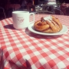 Sol på vår härliga uteserveringen, kom och njut av en kopp kaffe och en nygräddad kanelbulle!