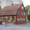 Kyrkoruinen i bakgrunden är Sankt Lars