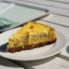 En påskgul cheesecake.