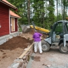 Vi fyller upp innanför muten lite fin matjord bara, så, lite gräsfrö. Klart