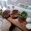 Kvällens grill buffé bestod av kycklingspett, karrespett, laxfilé, pitabröd, sallad, tzatziki, romsås och Rhode Island dressing.