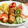 Sommarsallad med bland annat kycklingspett, rökt kalkon och frukter.