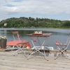 Du fikar på bryggan precis vid sjön.