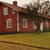 Bo mysigt i ett hus från 1800-talet mitt i bruksmiljön.