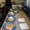 Idag gäster från Älmeboda/Linneryd Röda Kors krets. Pannkakor med mohedasylt å glass eller svenska äpple med kanel å SIA-glass. Vår goda saffranspannkaka fanns åxå idag!
