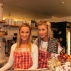 disa&jessica kränger bullar på löpande band