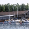 Intill restaurangen finns en gästhamn vilket gör att ni har fina segelbåtar att studera när ni äter.