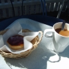 En nybakad kaka och kaffe.