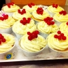 Nybakade smarriga halloncupcakes med kardemummatopping!
