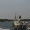 Utsikten: fiskebåten kommer och tankar utanför Pärlan på Möja