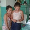 Paulina och Karolina fick kläder till dem och sin mamma. Min dotter Emma håller kontakt med Paulina via FB så därför hade både Emma och min andra dotter Lisa gjort paket till tjejerna. Här står de och läser korten från mina tjejer.