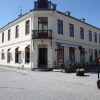 Till höger om entrén kan man också sitta.