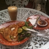 Fetaost crêpe, rabarber tarte och en latte. 
