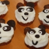 En annan liten, liten kille gillar Kung Fu Panda! Han ville ha Panda cupcakes...och han fick det. Dessa är också mini.