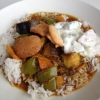 World bjuder på Indisk curry (biff, lamm) med kroepeok (räkchips), jasminris och raita
